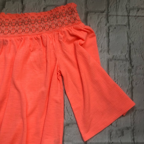 NWOT Off The Shoulder Top - Picture 2 of 4